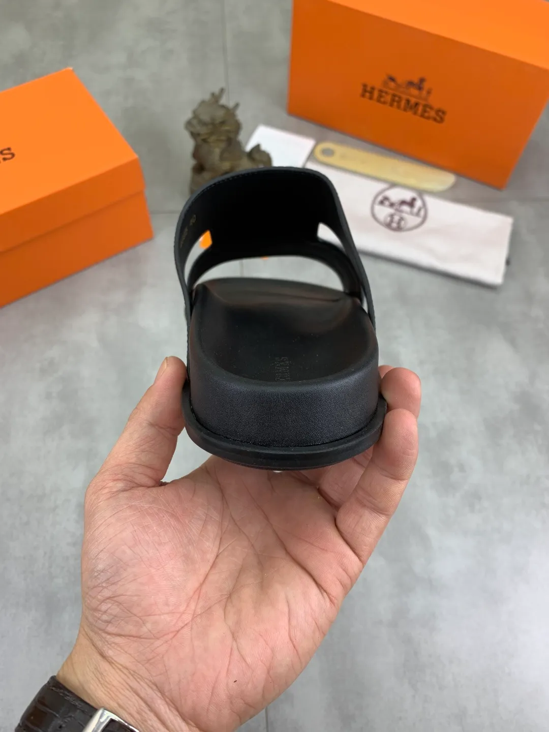 Men's shoes 💰P440 New [HERMES] high-end quality new Hermès slippers, made of imported calfskin, wear-resistant and non-slip rubber outsole. Fashionable and elegant code number: 39-44 (38 45 46 customized)